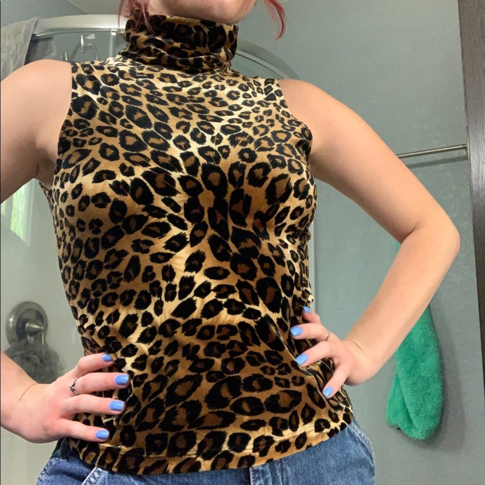 Adorable High-neck Leopard Top!! 🐆